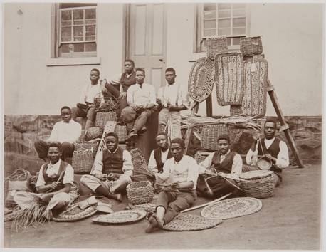 Derrière les cases de la mission